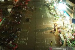 Pasar Baru Karawang tetap buka 24 jam selama penerapan PSBB