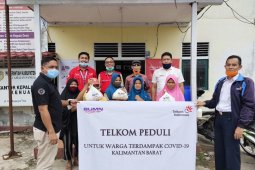 Telkom Kalbar salurkan sembako ke warga terdampak COVID-19