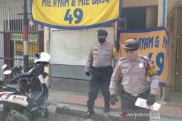 Polisi Garut tertibkan warga makan di warung mie saat PSBB