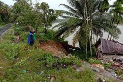 Rumah warga Pasie Geulima ambruk ke Krueng Teunom