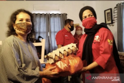 Kader PDI Perjuangan Depok bagikan ribuan paket sembako untuk pengurus dan warga