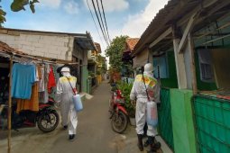 Aksi Sehat Mixagrip #Lawan Covid-19, lakukan penyemprotan disinfektan di Semanan