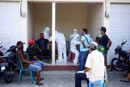 Puluhan pedagang dua pasar di Surabaya rapid test, lima orang hasilnya positif