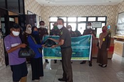 Kejaksaan Negeri Bangka Barat salurkan bantuan sembako