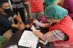 Petugas di Kabupaten Minahasa Tenggara "rapid test" pelaku perjalanan