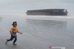 Badai sebabkan kapal tongkang di Aceh Barat terdampar di bibir pantai