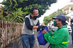 Undiknas bagikan ratusan sembako untuk tukang sapu-fakir miskin di Denpasar