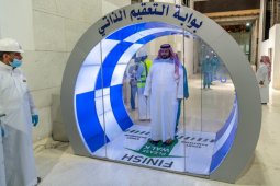 Saudi pasang gerbang sterilisasi di masjid di Mekkah dan Madinah