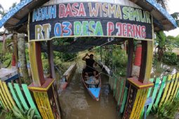 Warga gunakan perahu untuk menembus banjir luapan Sungai Batanghari