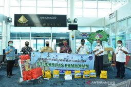 Gubernur Babel serahkan sembako ke karyawan penerbangan dirumahkan