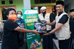 Yayasan Jamiyah Tahfidz Quran Situbondo bagikan seribu paket sembako