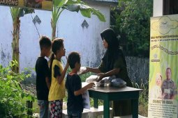 Sri berbagi takjil gratis ditengah pandemi COVID-19