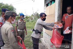 Brimob Polda Maluku bagikan makanan kepada yatim piatu di Kota Ambon