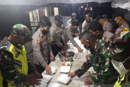 Dapur umum TNI-Polri bagikan ratusan bungkus nasi sahur