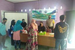 Bhabinkamtibmas Polres Bangka Barat dampingi petugas dalam penyaluran BLT-DD