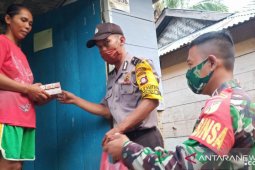 Kodim 1314 dan Polres Gorontalo sentuh warga miskin dengan makanan siap saji