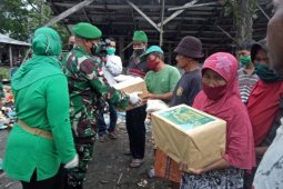 Korem 121/Abw bagikan 2.000 nasi kotak di Sintang