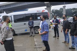 Polisi tindak pelanggar larangan mudik di Jakarta