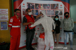 Komunitas Taman Protet Tangerang salurkan APD berupa hazmat kepada PMI