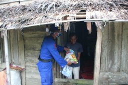 Polair Polda Kalbar salurkan bantuan pada masyarakat pesisir Kubu Raya