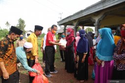 Bupati distribusikan 23 paket sembako ke Dusun Begandis