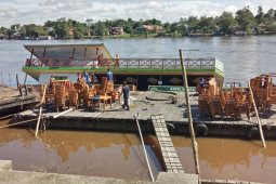 Kapal Wisata Sintang tenggelam sebagian