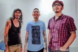 Tiga musisi rock Surabaya ciptakan lagu tentang COVID-19