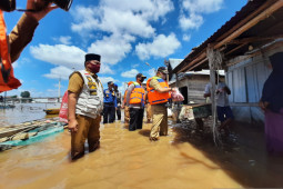 Warga di bantaran Sungai Batanghari hampir setengah bulan terendam banjir