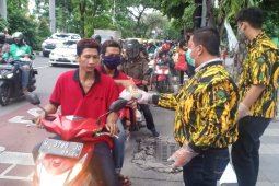Ratusan pengendara motor di Kota Surabaya dapat takjil gratis AMPG