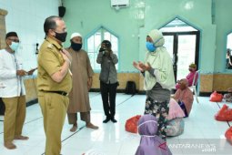 Gubernur Erzaldi kembali bagikan bantuan kepada masyarakat Kampung Seberang Pangkalpinang