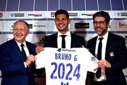 Barcelona intai gelandang Lyon dan  bek Watford