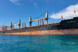 Singapore-flagged vessel grounded in Belitung due to human error