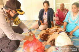 Polisi Penajam bagikan sembako  di tengah wabah corona