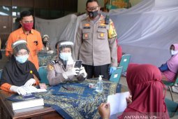 Polisi  Situbondo bantu jajaran Pos Indonesia  penyaluran Bansos Tunai Kemensos (Video)