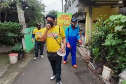 Aksi Sehat Mixagrip #Lawan Covid-19, lakukan penyemprotan disinfektan di Lebak Bulus Jaksel