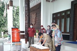 BNI Samarinda Serahkan Bantuan Cuci Tangan Portabel ke Walikota Samarinda