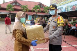 Polres Paser serahkan bantuan APD untuk tenaga kesehatan