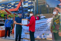 IKA ITS Jatim bagikan sembako kepada pengemudi angkutan umum di Surabaya