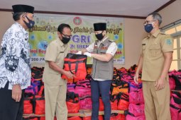 PGRI Trenggalek salurkan 1.200 paket sembako