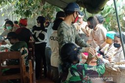 Kodim dan Polres Bangli bagikan makanan kepada warga  Serokadan