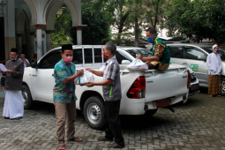 Si Jamal Kediri berikan bantuan bahan pokok untuk marbot dan takmir