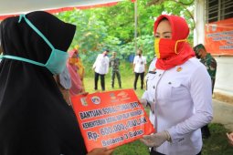 Bupati Winarti serahkan bantuan KPM kepada masyarakat