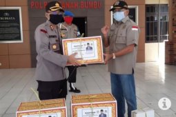Ketua DPRD Kalsel membantu APD kepada Polres Tanah Bumbu