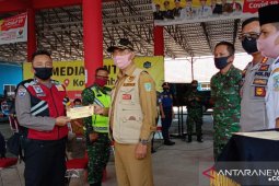 Kota Jambi serahkan insentif kepada petugas garda terdepan penanganan COVID-19