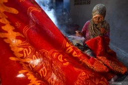 Produksi batik turun