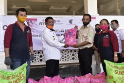 PT CUS dan JV salurkan 2250 paket sembako