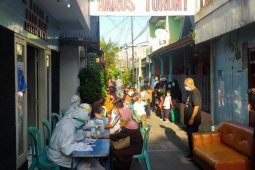 100 warga Gubeng Masjid Surabaya jalani rapid test COVID-19