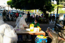 50 pedagang Pasar Kembang Surabaya jalani uji cepat corona