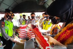 Dapur umum Polda Kalsel membagikan makanan sahur dan berbuka puasa