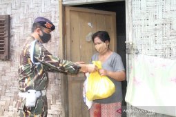Dasba 6000 Sat Brimob bagikan ratusan paket sembako di tiga daerah di Sumut
